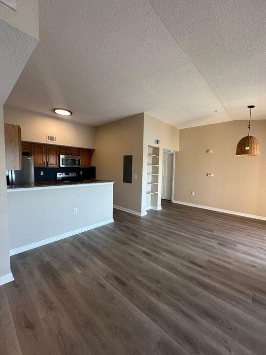 For Rent: $1,700 (1 beds, 1 baths, 868 Square Feet)