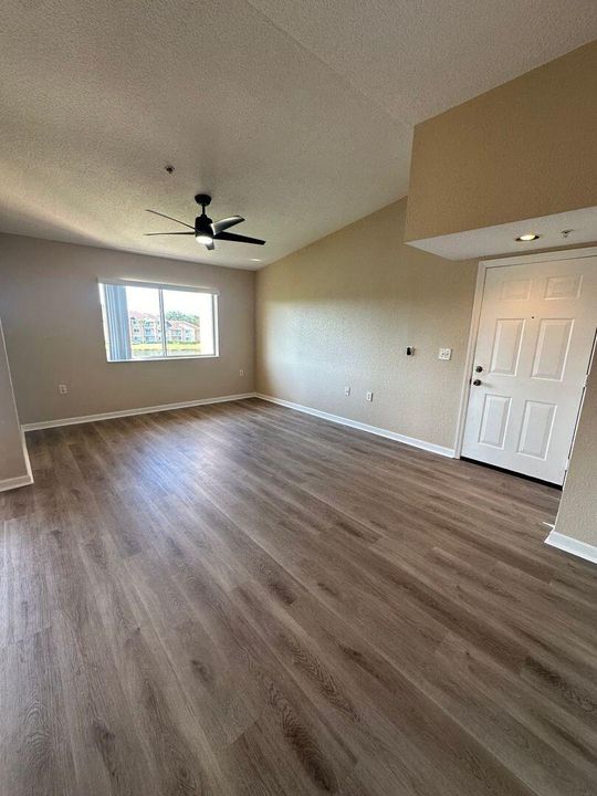 For Rent: $1,700 (1 beds, 1 baths, 868 Square Feet)