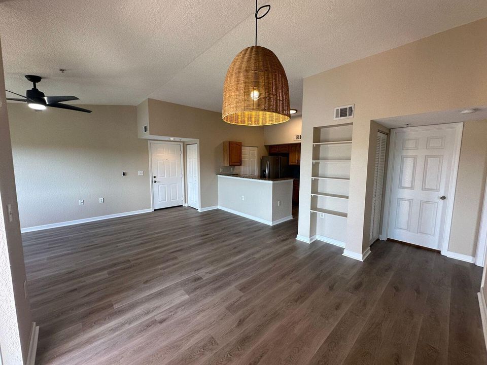 For Rent: $1,700 (1 beds, 1 baths, 868 Square Feet)