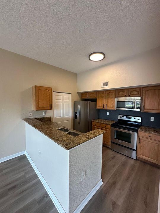 For Rent: $1,700 (1 beds, 1 baths, 868 Square Feet)