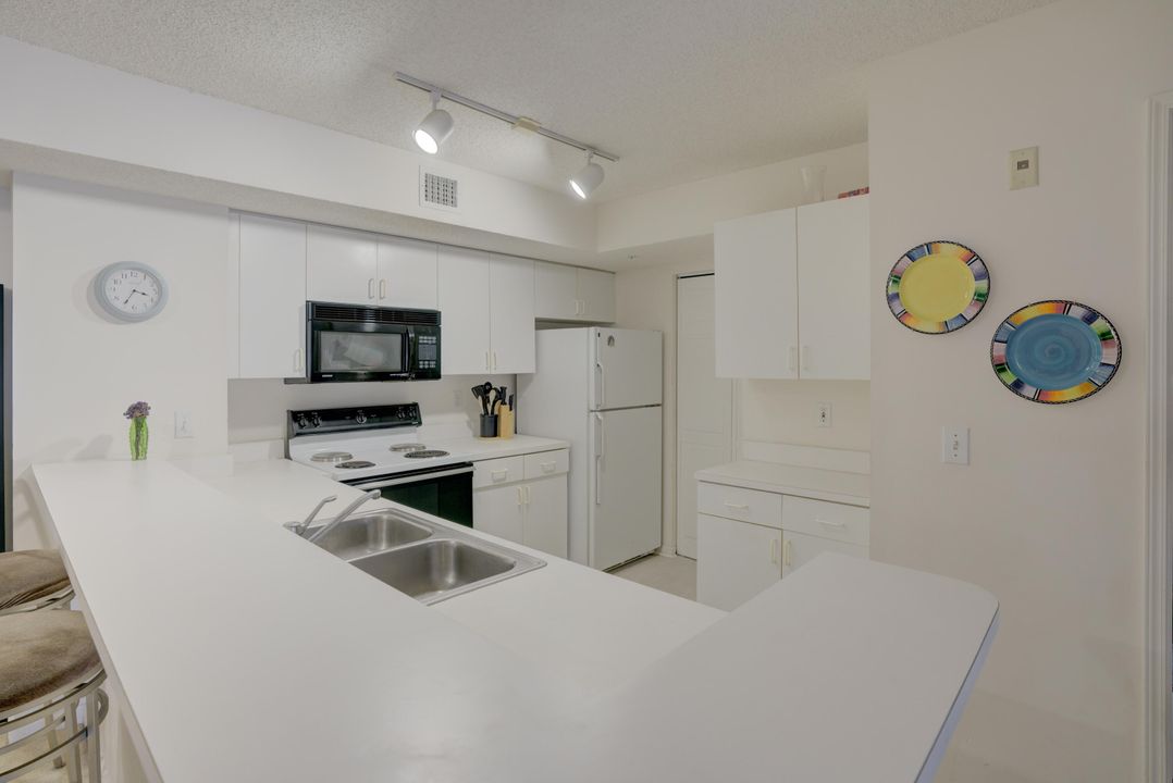 For Rent: $3,700 (2 beds, 2 baths, 991 Square Feet)