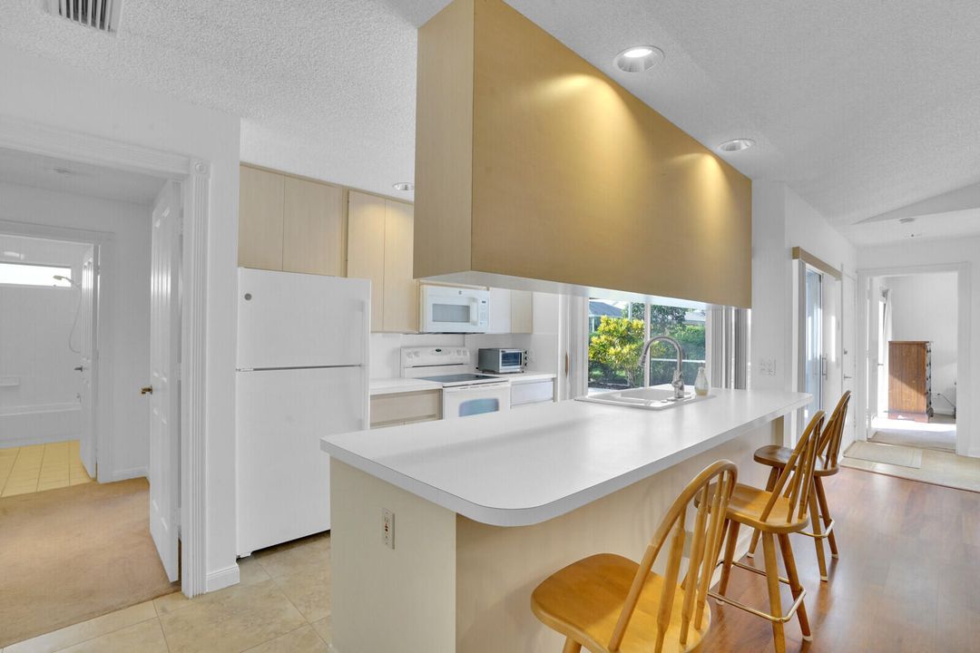 For Sale: $350,000 (2 beds, 2 baths, 1152 Square Feet)