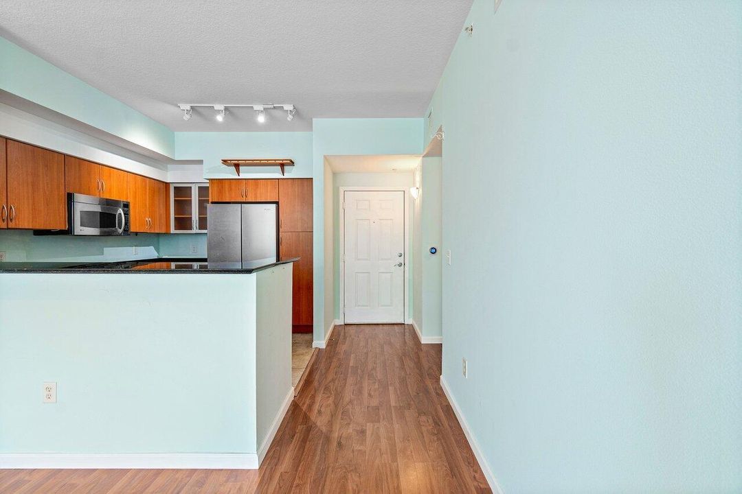 For Sale: $325,000 (1 beds, 1 baths, 839 Square Feet)