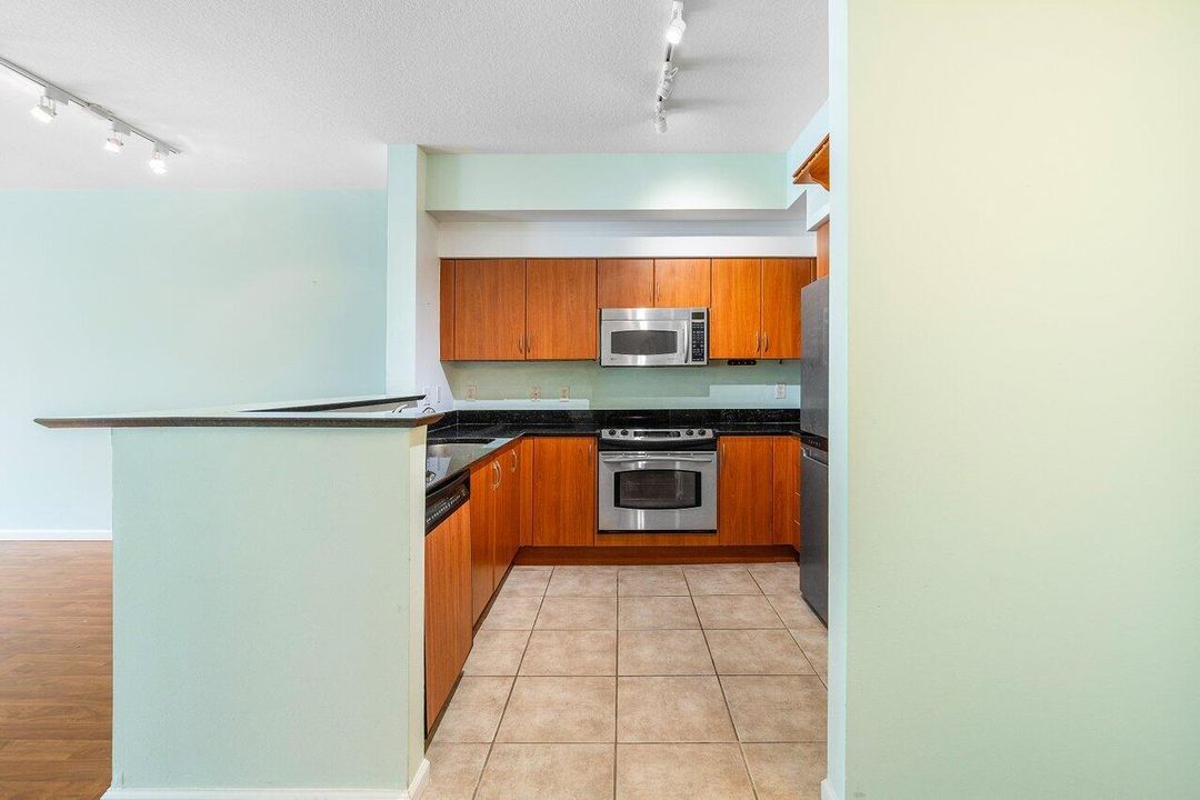 For Sale: $325,000 (1 beds, 1 baths, 839 Square Feet)