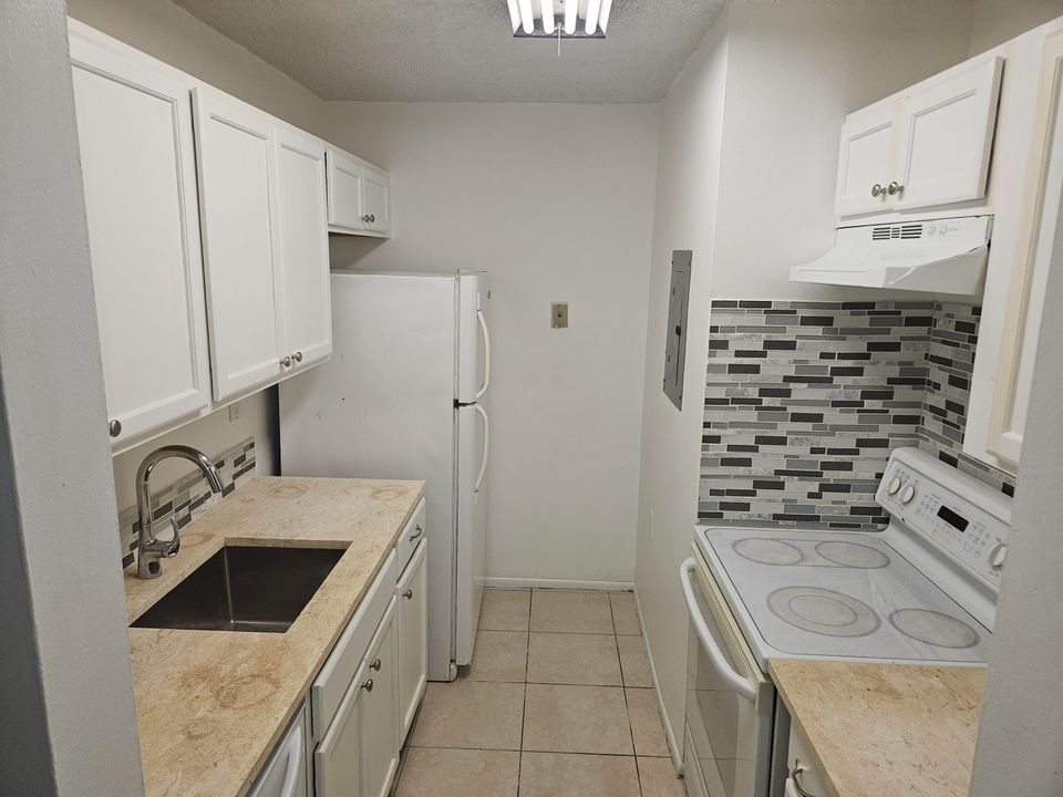 For Sale: $175,000 (2 beds, 1 baths, 708 Square Feet)