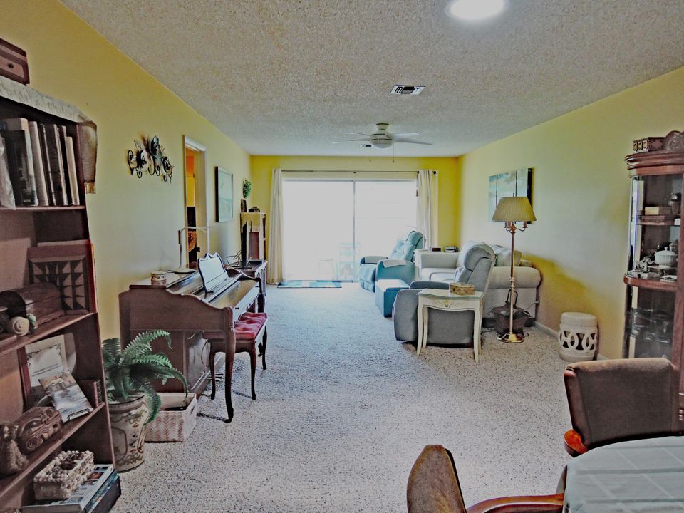 For Sale: $159,900 (2 beds, 2 baths, 1296 Square Feet)