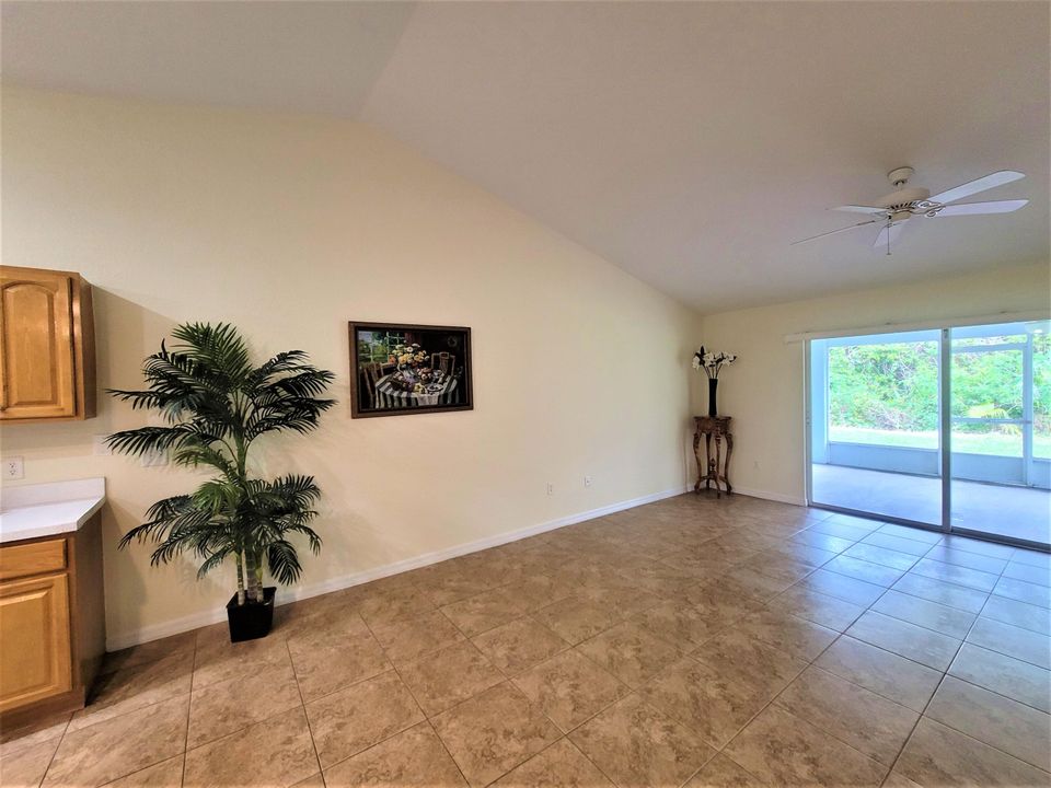 Active With Contract: $1,900 (2 beds, 2 baths, 1154 Square Feet)