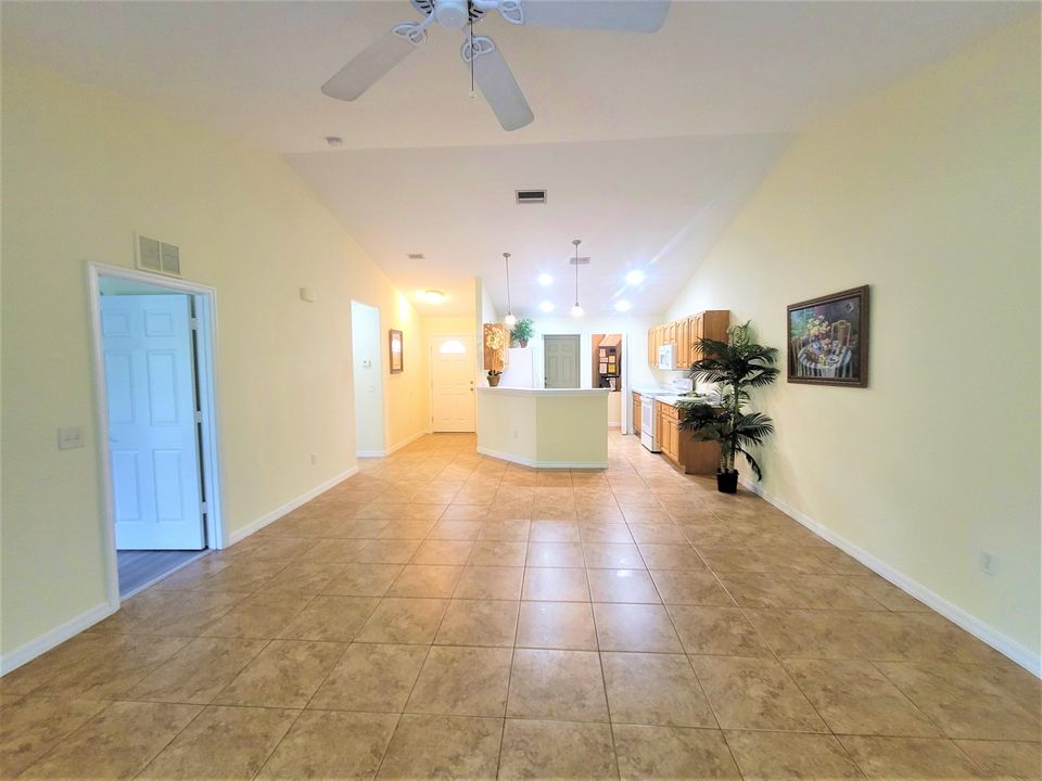 Active With Contract: $1,900 (2 beds, 2 baths, 1154 Square Feet)