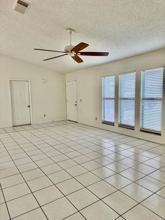 For Rent: $2,395 (3 beds, 2 baths, 1216 Square Feet)