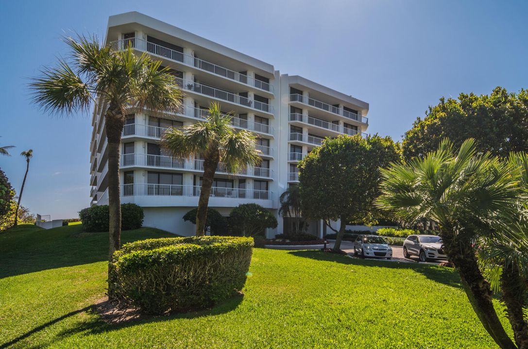 For Sale: $3,300,000 (2 beds, 2 baths, 2350 Square Feet)