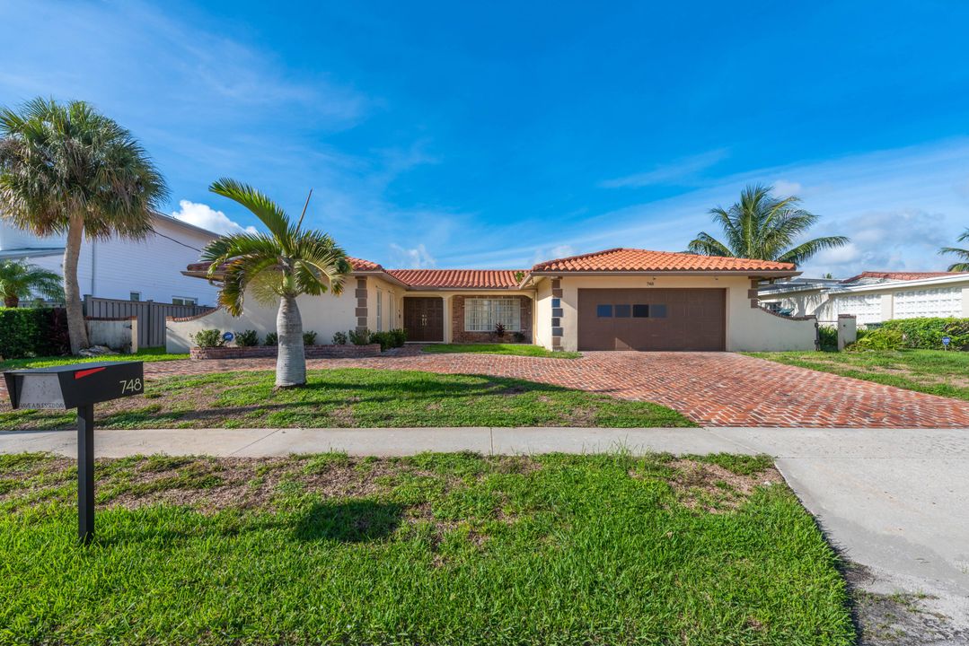 For Sale: $2,199,000 (3 beds, 2 baths, 1616 Square Feet)