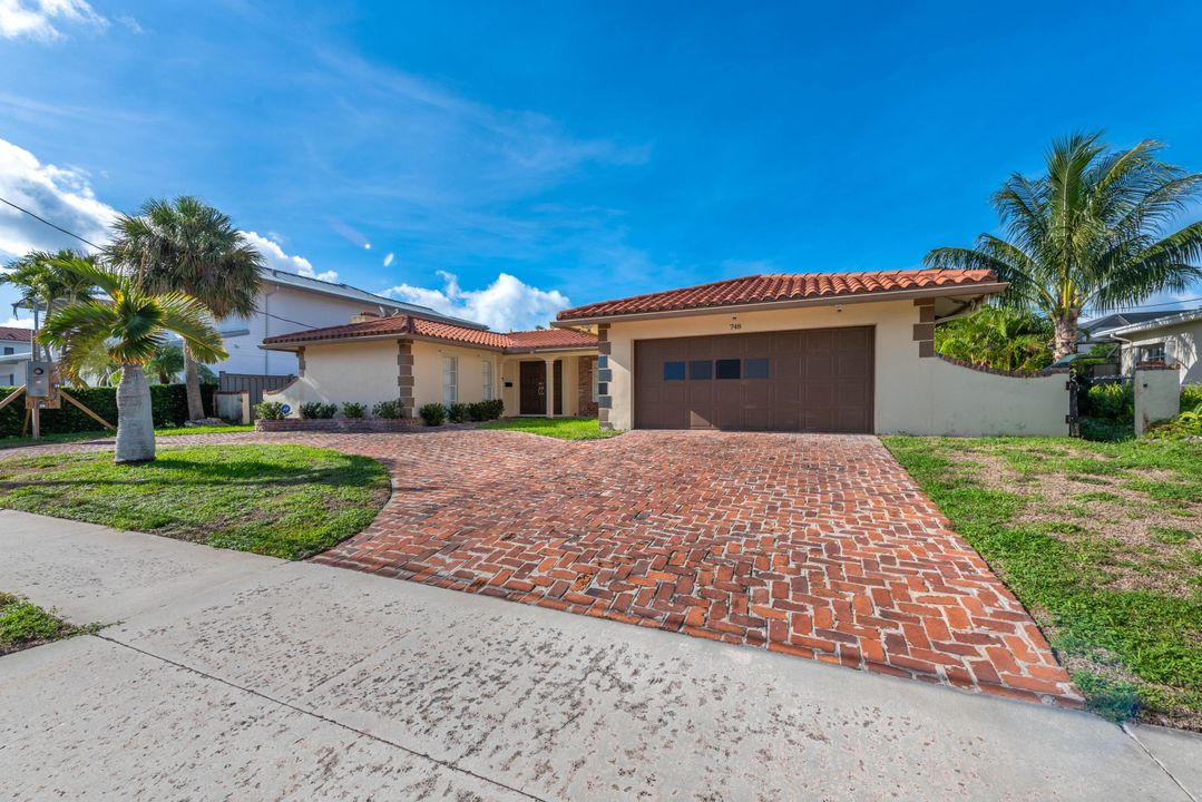 For Sale: $2,199,000 (3 beds, 2 baths, 1616 Square Feet)