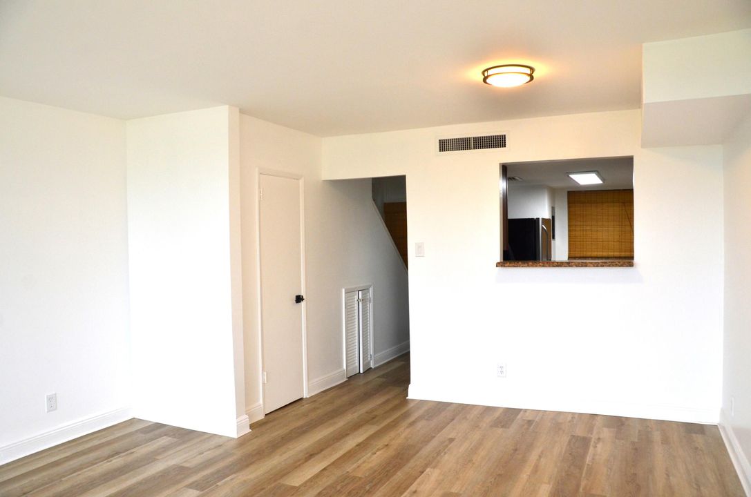 For Sale: $279,999 (1 beds, 1 baths, 960 Square Feet)