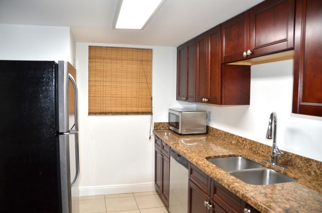 For Sale: $279,999 (1 beds, 1 baths, 960 Square Feet)