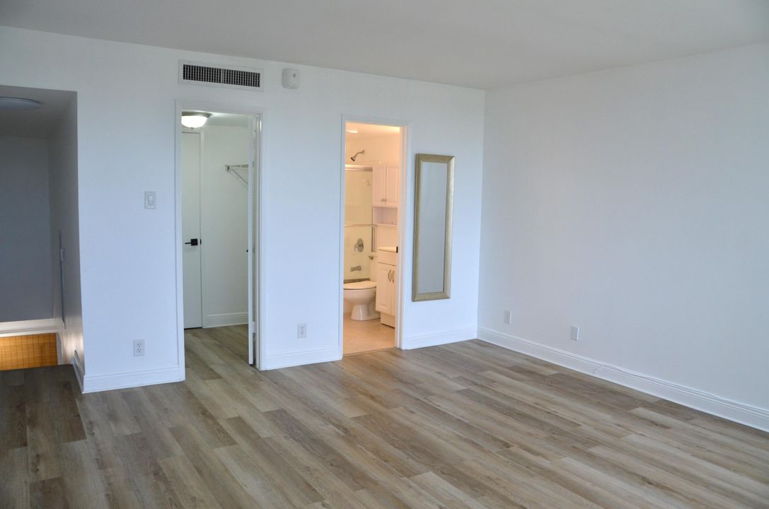 For Sale: $279,999 (1 beds, 1 baths, 960 Square Feet)