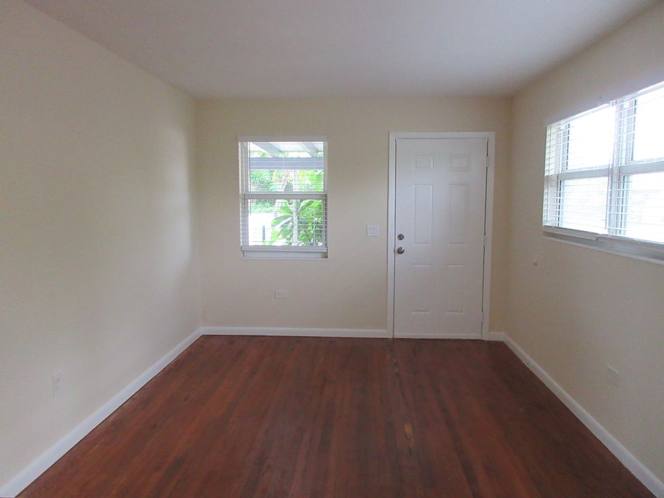 For Rent: $1,950 (2 beds, 1 baths, 750 Square Feet)