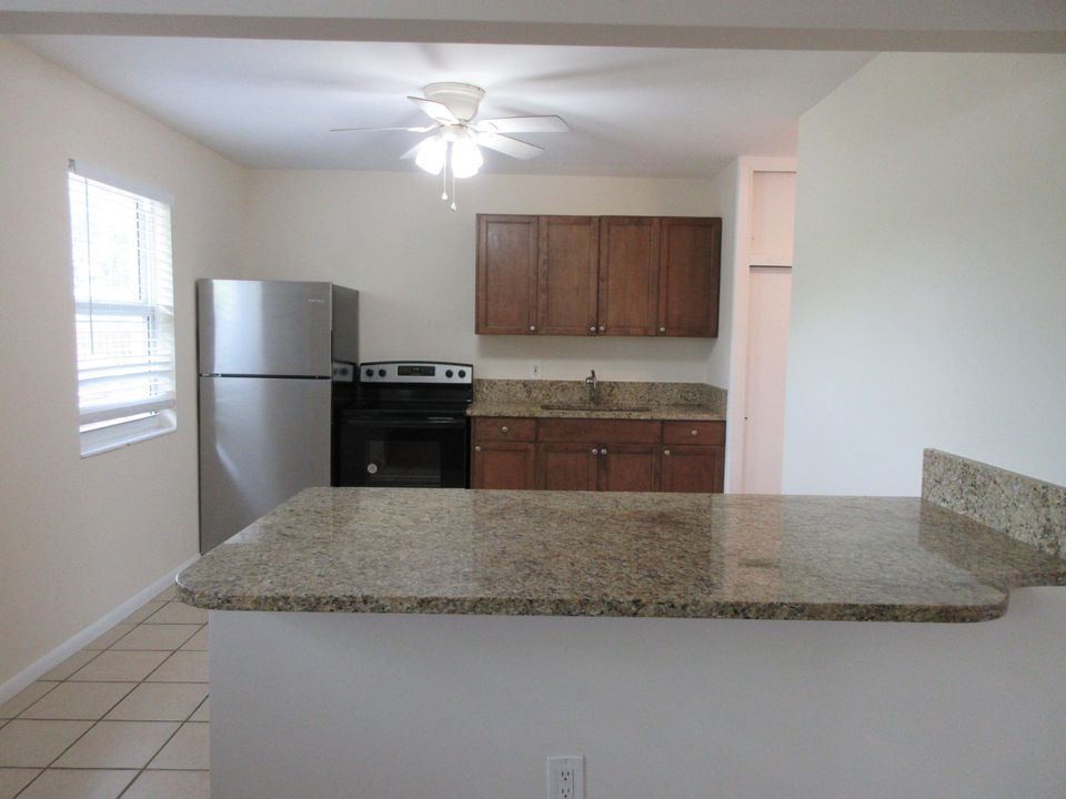 For Rent: $1,950 (2 beds, 1 baths, 750 Square Feet)