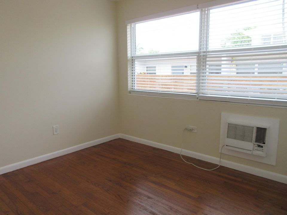 For Rent: $1,950 (2 beds, 1 baths, 750 Square Feet)