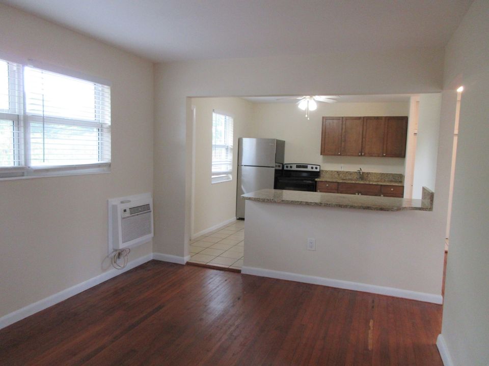 For Rent: $1,950 (2 beds, 1 baths, 750 Square Feet)