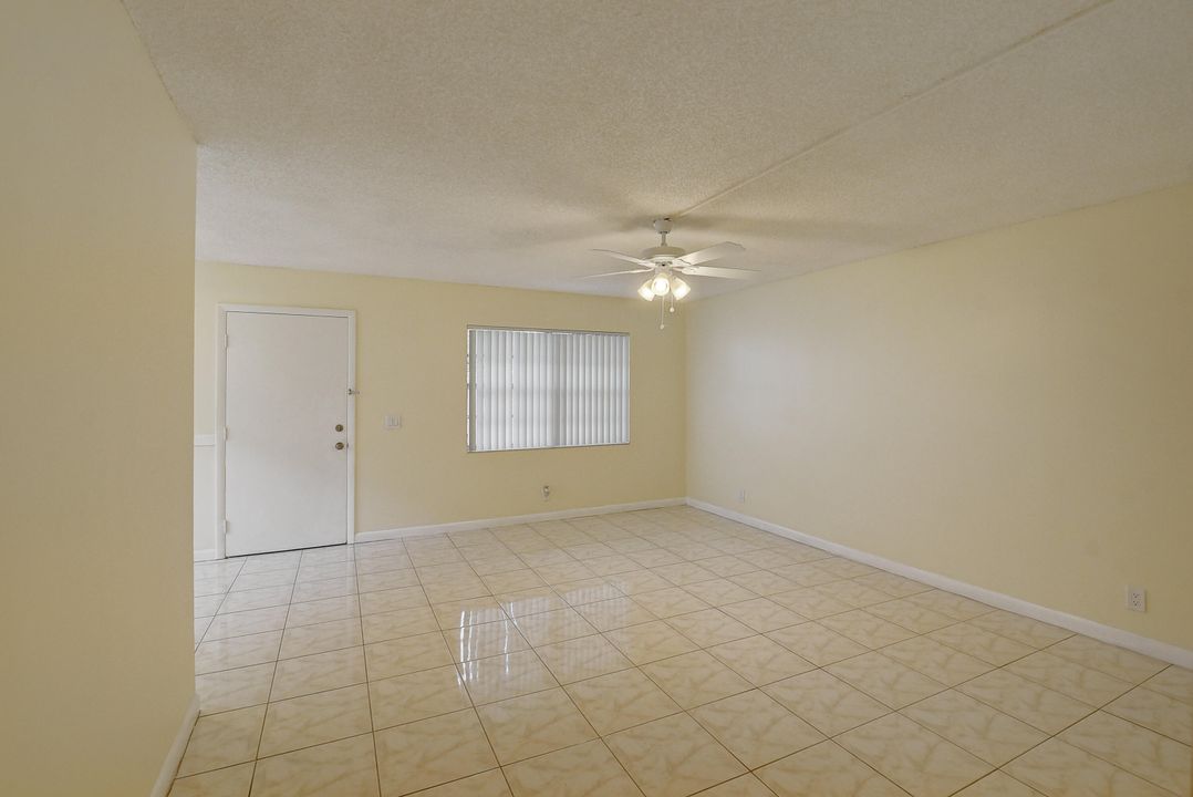 For Rent: $1,800 (2 beds, 2 baths, 907 Square Feet)