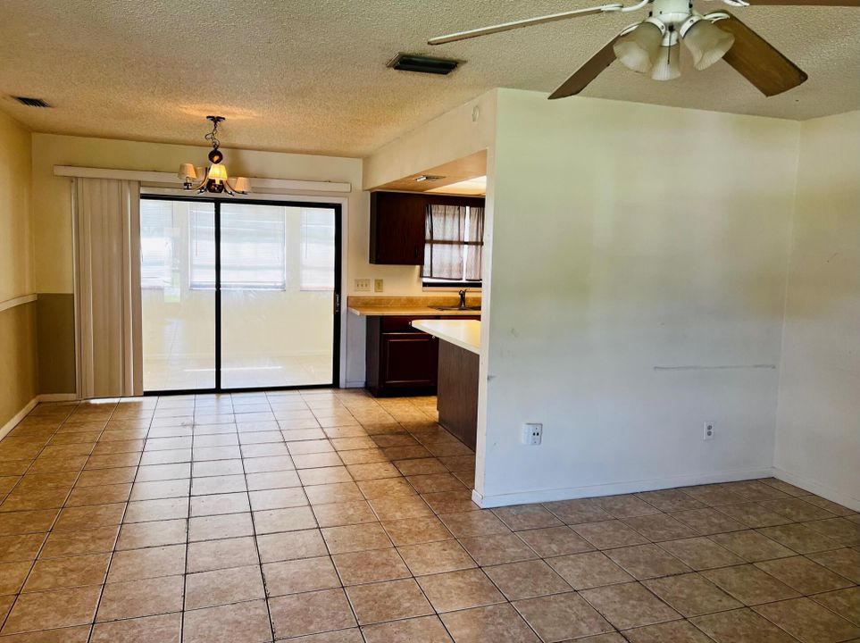 For Sale: $269,900 (2 beds, 2 baths, 988 Square Feet)