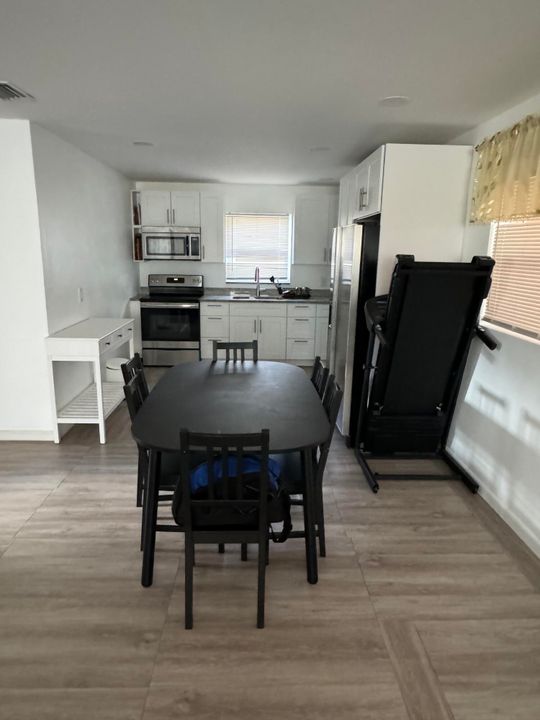 For Rent: $2,199 (2 beds, 1 baths, 816 Square Feet)