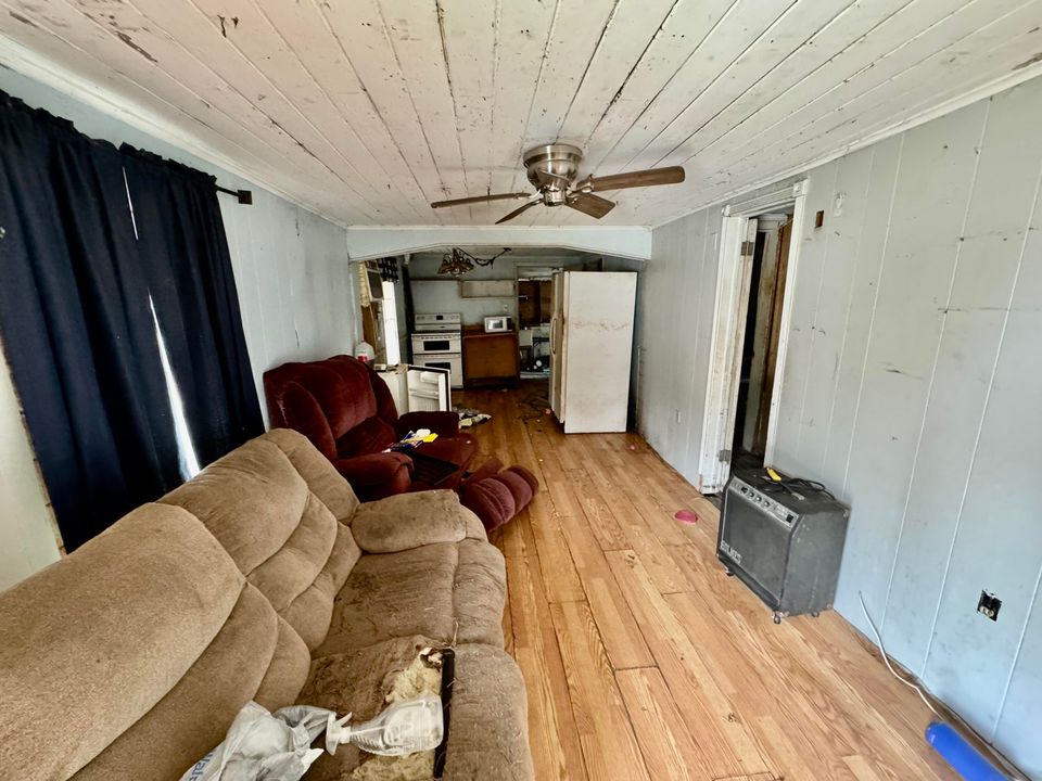 Active With Contract: $149,900 (2 beds, 1 baths, 839 Square Feet)