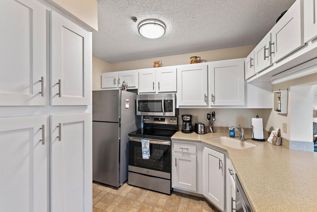 For Sale: $329,995 (2 beds, 2 baths, 1090 Square Feet)