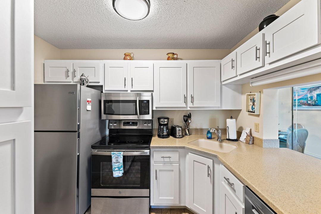 For Sale: $329,995 (2 beds, 2 baths, 1090 Square Feet)