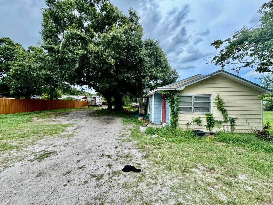 Active With Contract: $149,900 (2 beds, 1 baths, 839 Square Feet)