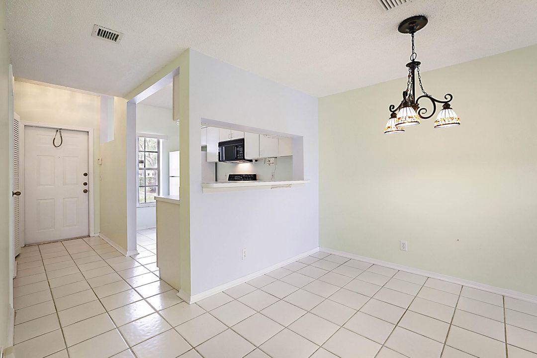 For Sale: $300,000 (2 beds, 1 baths, 945 Square Feet)