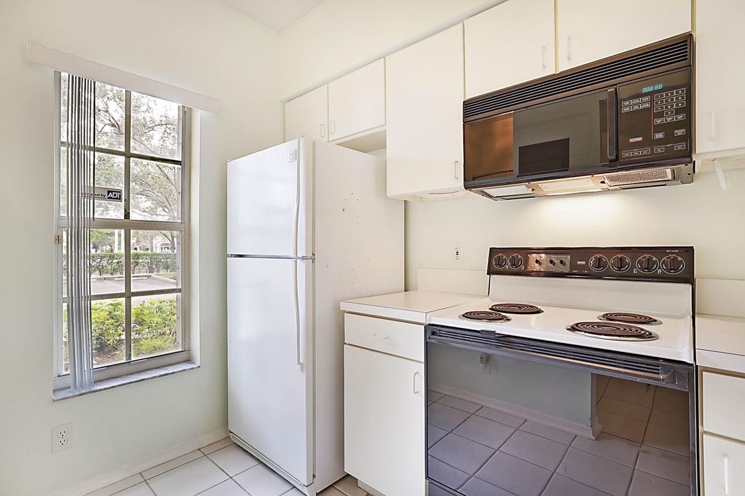 For Sale: $300,000 (2 beds, 1 baths, 945 Square Feet)