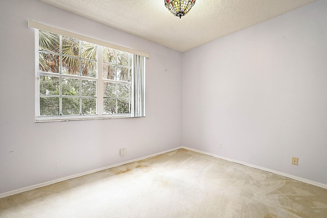 For Sale: $300,000 (2 beds, 1 baths, 945 Square Feet)