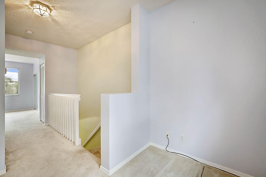 For Sale: $300,000 (2 beds, 1 baths, 945 Square Feet)