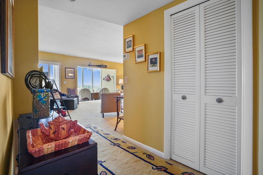 For Sale: $575,000 (1 beds, 1 baths, 853 Square Feet)