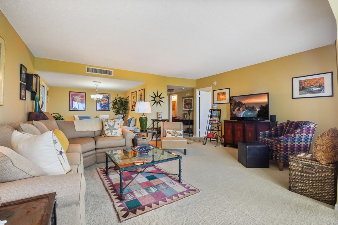 For Sale: $575,000 (1 beds, 1 baths, 853 Square Feet)