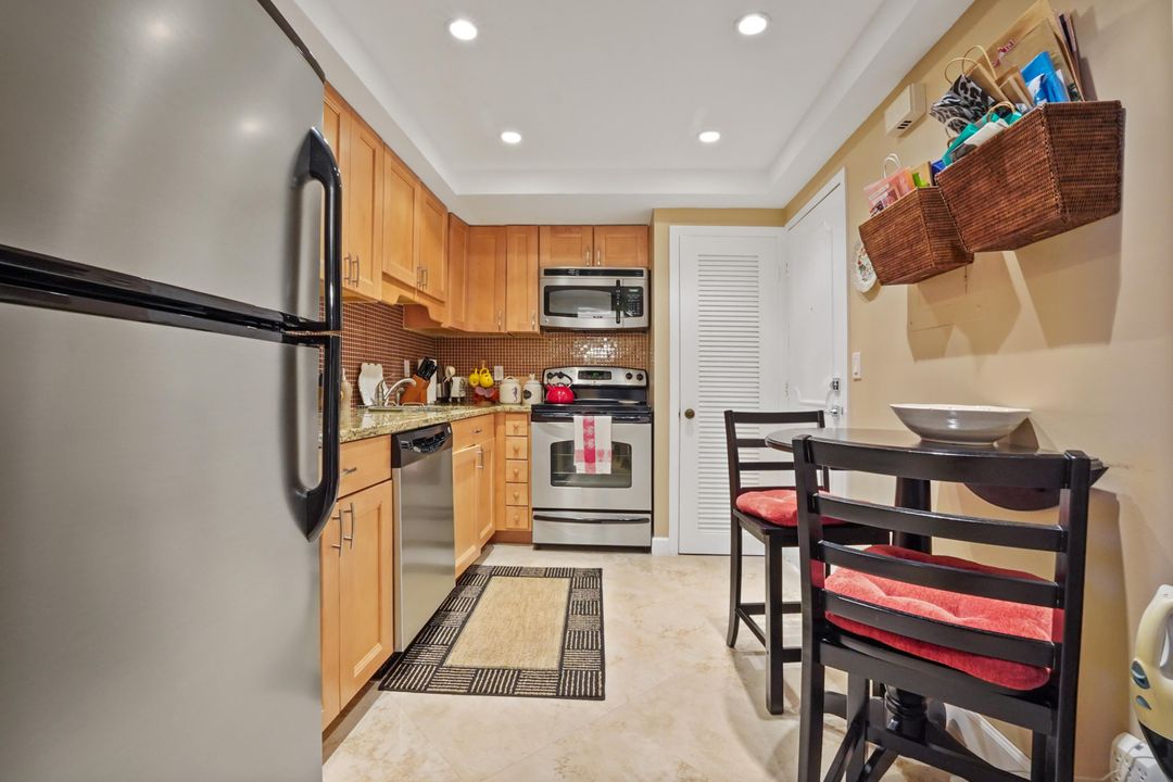 For Sale: $575,000 (1 beds, 1 baths, 853 Square Feet)