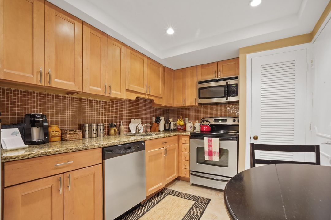 For Sale: $575,000 (1 beds, 1 baths, 853 Square Feet)