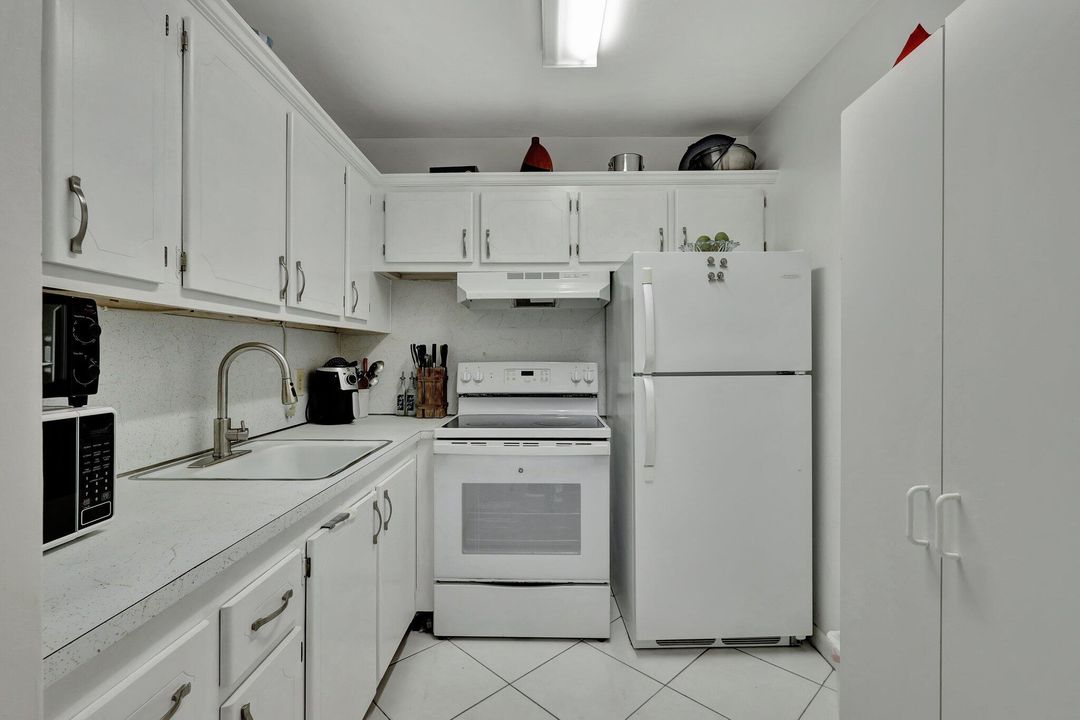 For Sale: $105,000 (1 beds, 1 baths, 570 Square Feet)