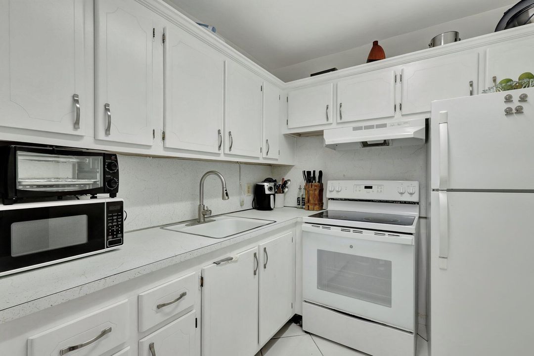 For Sale: $105,000 (1 beds, 1 baths, 570 Square Feet)