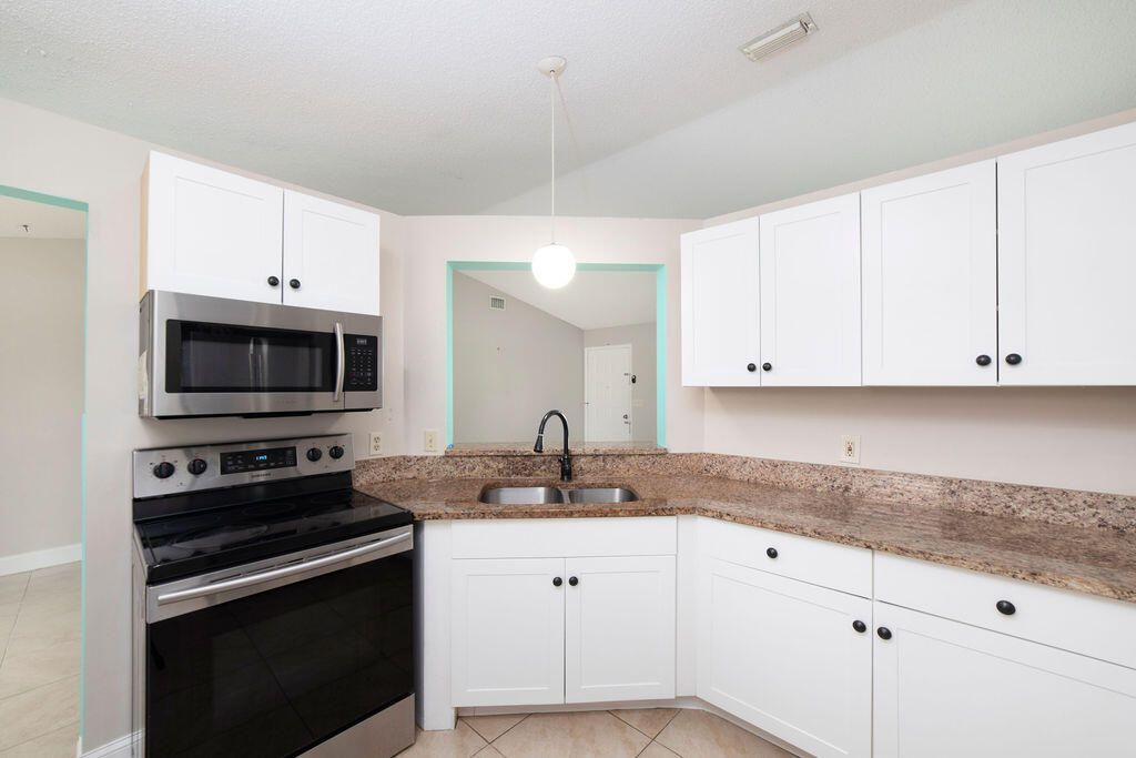 For Rent: $2,200 (2 beds, 2 baths, 1056 Square Feet)