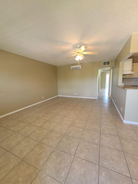 For Rent: $1,600 (2 beds, 1 baths, 819 Square Feet)