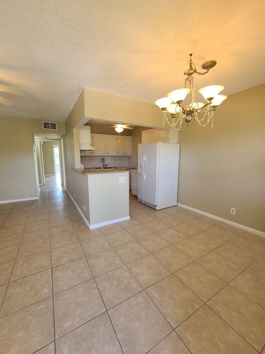 For Rent: $1,600 (2 beds, 1 baths, 819 Square Feet)