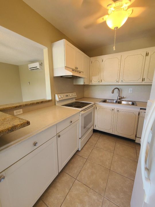 For Rent: $1,600 (2 beds, 1 baths, 819 Square Feet)