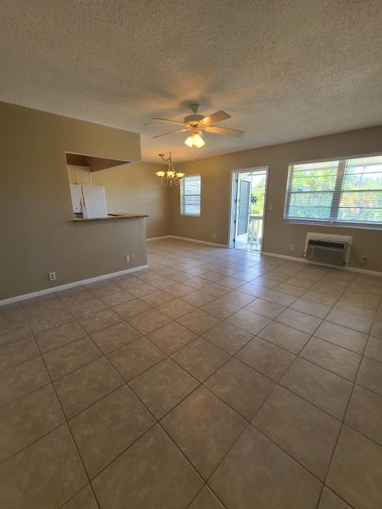 For Rent: $1,600 (2 beds, 1 baths, 819 Square Feet)