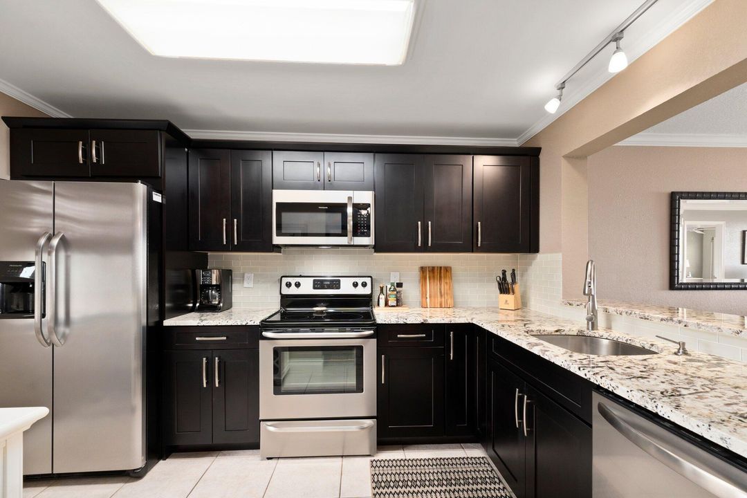 For Sale: $399,000 (2 beds, 2 baths, 1053 Square Feet)