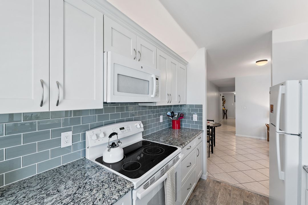 For Sale: $425,000 (1 beds, 1 baths, 821 Square Feet)