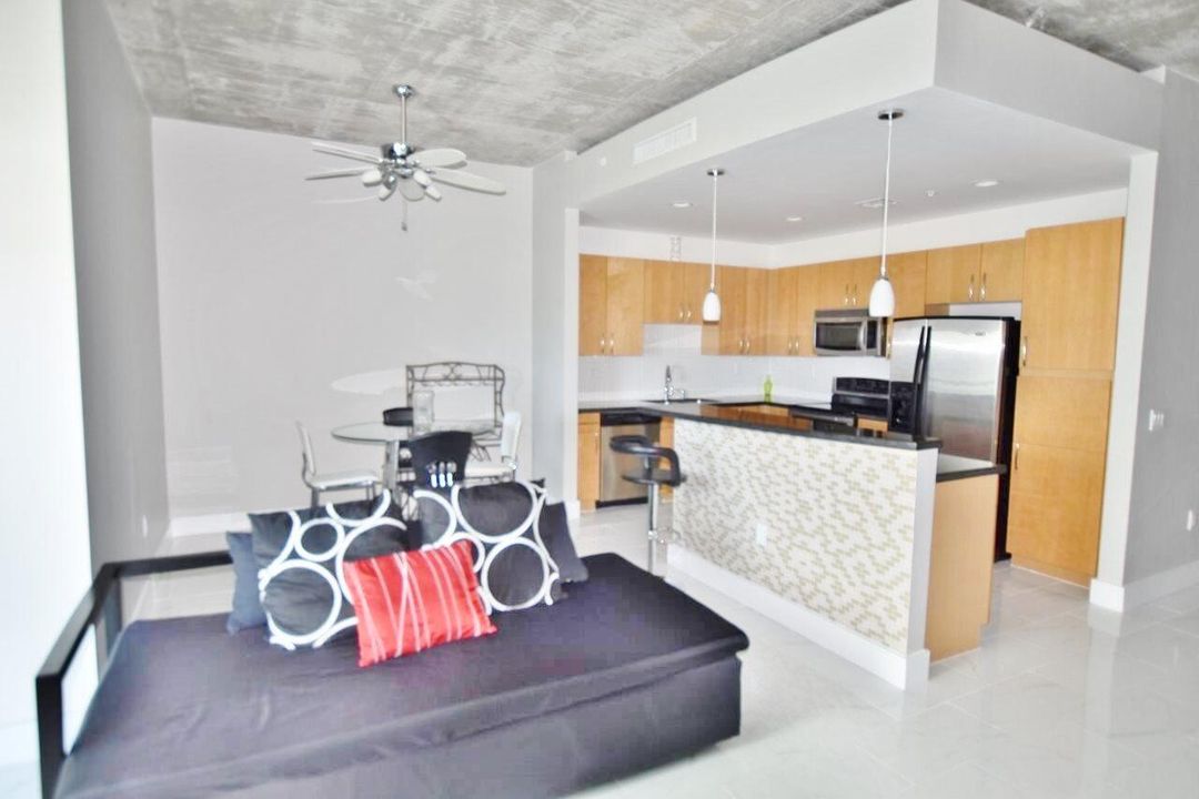 For Rent: $2,600 (1 beds, 1 baths, 747 Square Feet)