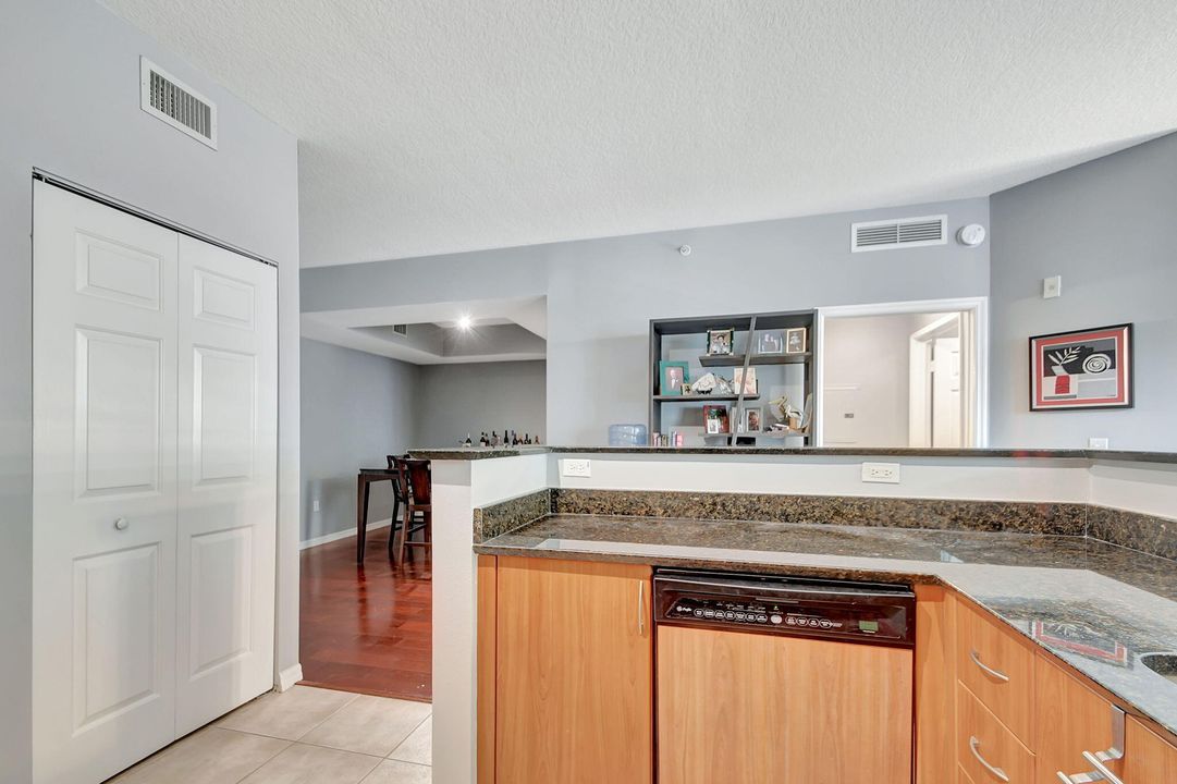 For Sale: $364,999 (2 beds, 2 baths, 1265 Square Feet)