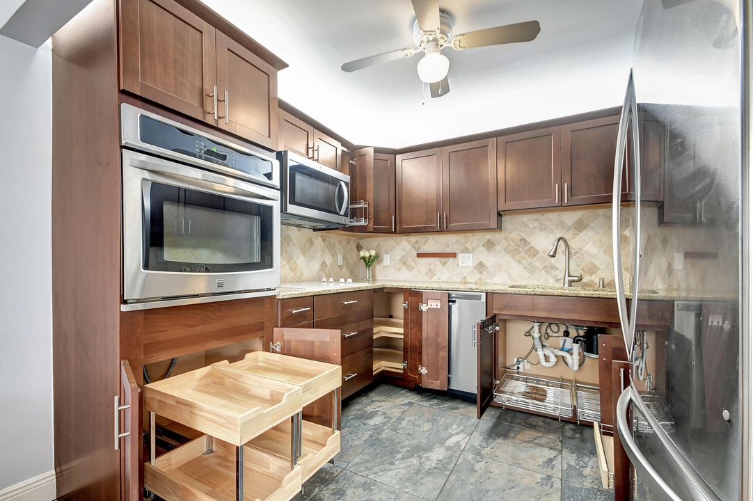 For Sale: $264,000 (2 beds, 2 baths, 1062 Square Feet)